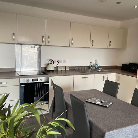 Balcony Marina Apartment With City Skyline Views - Free Secure Parking Манчестър Екстериор снимка