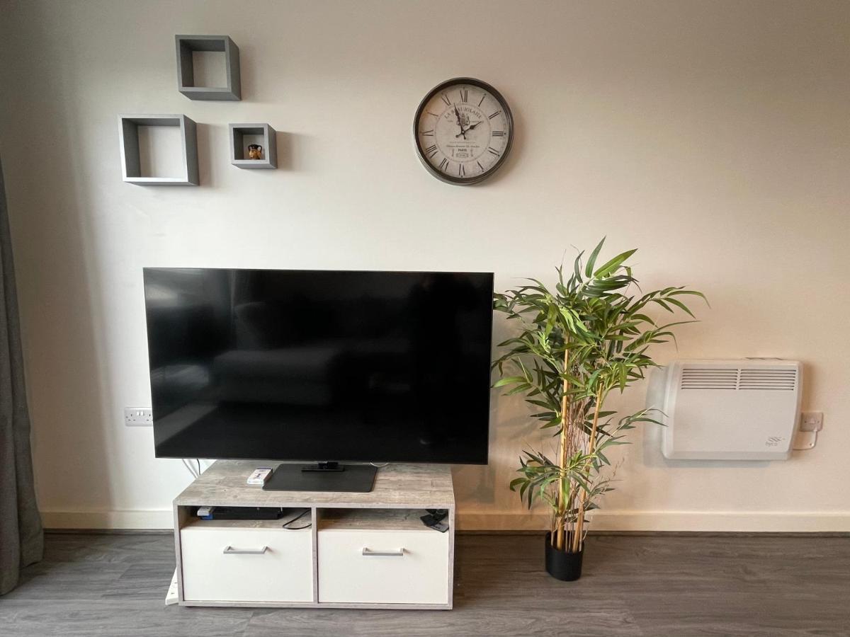 Balcony Marina Apartment With City Skyline Views - Free Secure Parking Манчестър Екстериор снимка