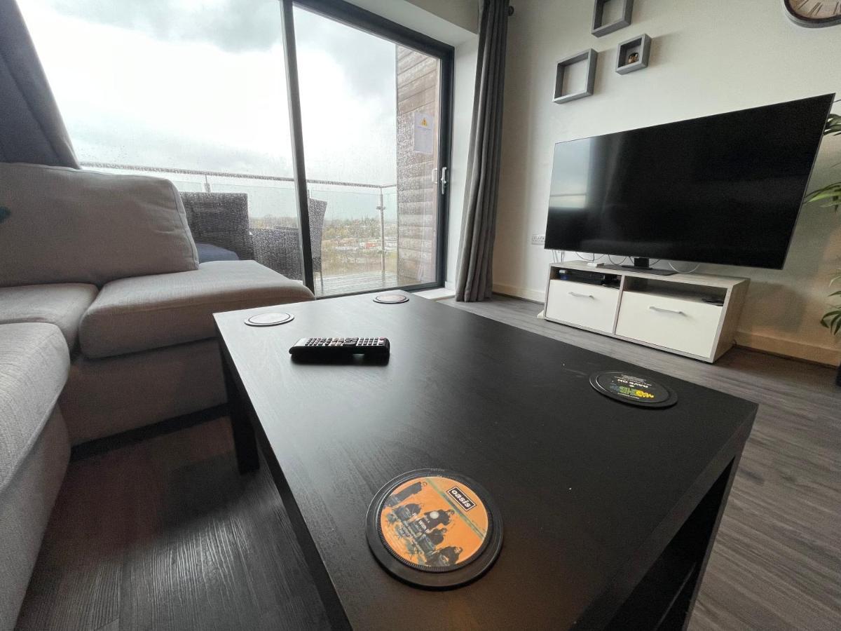 Balcony Marina Apartment With City Skyline Views - Free Secure Parking Манчестър Екстериор снимка