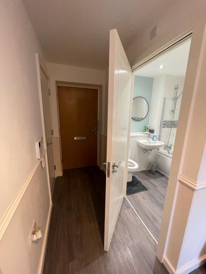 Balcony Marina Apartment With City Skyline Views - Free Secure Parking Манчестър Екстериор снимка